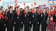 连云港高铁站上演“学雷锋”主题快闪-千余旅客同唱一支歌.jpg